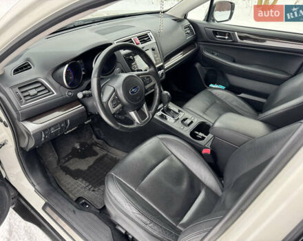 Белый Субару Аутбек, объемом двигателя 2.5 л и пробегом 126 тыс. км за 18700 $, фото 7 на Automoto.ua