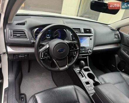 Белый Субару Аутбек, объемом двигателя 2.5 л и пробегом 65 тыс. км за 24000 $, фото 5 на Automoto.ua