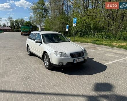 Белый Субару Аутбек, объемом двигателя 2.5 л и пробегом 320 тыс. км за 7500 $, фото 1 на Automoto.ua