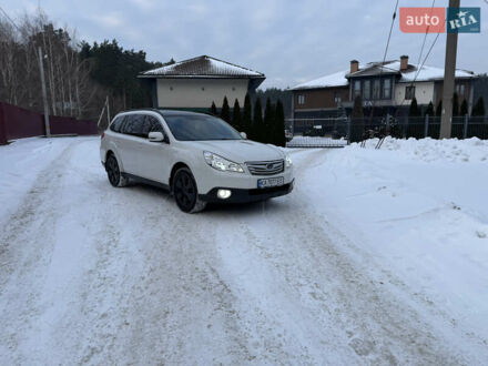 Белый Субару Аутбек, объемом двигателя 2.46 л и пробегом 235 тыс. км за 10500 $, фото 1 на Automoto.ua