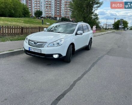 Білий Субару Аутбек, об'ємом двигуна 2.46 л та пробігом 235 тис. км за 10300 $, фото 1 на Automoto.ua