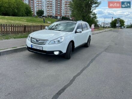 Белый Субару Аутбек, объемом двигателя 2.46 л и пробегом 235 тыс. км за 10300 $, фото 1 на Automoto.ua