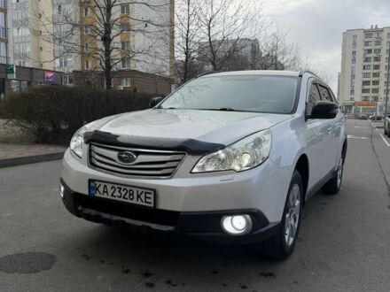 Белый Субару Аутбек, объемом двигателя 2.5 л и пробегом 304 тыс. км за 9700 $, фото 1 на Automoto.ua