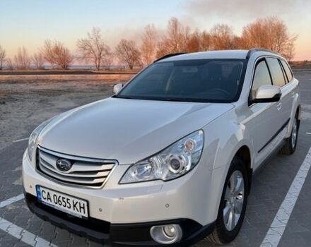 Белый Субару Аутбек, объемом двигателя 2.46 л и пробегом 200 тыс. км за 10000 $, фото 1 на Automoto.ua