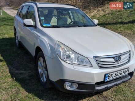 Білий Субару Аутбек, об'ємом двигуна 2.46 л та пробігом 296 тис. км за 10700 $, фото 1 на Automoto.ua
