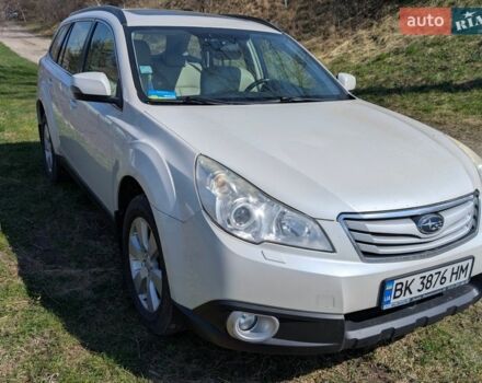 Білий Субару Аутбек, об'ємом двигуна 2.46 л та пробігом 296 тис. км за 10700 $, фото 1 на Automoto.ua