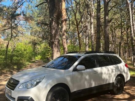 Белый Субару Аутбек, объемом двигателя 2.5 л и пробегом 245 тыс. км за 11300 $, фото 1 на Automoto.ua
