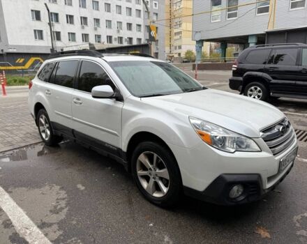 Белый Субару Аутбек, объемом двигателя 0 л и пробегом 220 тыс. км за 11500 $, фото 1 на Automoto.ua