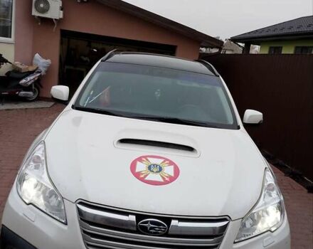 Белый Субару Аутбек, объемом двигателя 2 л и пробегом 243 тыс. км за 9999 $, фото 1 на Automoto.ua