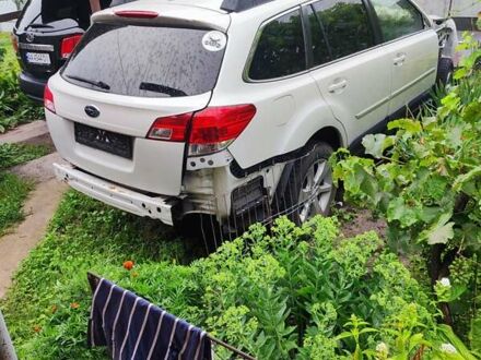 Субару Аутбек 2014 у Черкасах на Automoto.ua Білий Субару Аутбек, об'ємом двигуна 2.46 л та пробігом 180 тис. км за 6800 $, фото 1 на Automoto.ua