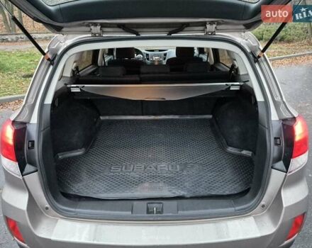 Бежевый Субару Аутбек, объемом двигателя 2.46 л и пробегом 232 тыс. км за 11500 $, фото 7 на Automoto.ua
