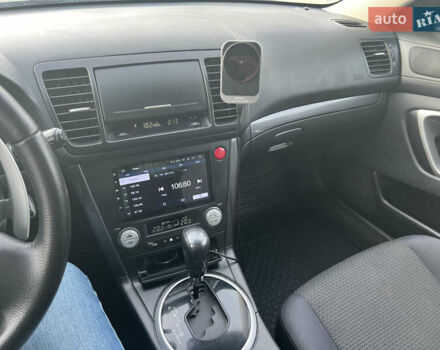 Сірий Субару Аутбек, об'ємом двигуна 2.5 л та пробігом 350 тис. км за 8200 $, фото 7 на Automoto.ua