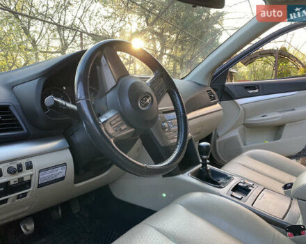 Сірий Субару Аутбек, об'ємом двигуна 2 л та пробігом 250 тис. км за 7600 $, фото 9 на Automoto.ua