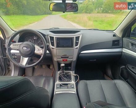 Сірий Субару Аутбек, об'ємом двигуна 2 л та пробігом 221 тис. км за 7999 $, фото 5 на Automoto.ua