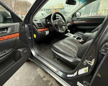 Серый Субару Аутбек, объемом двигателя 2.5 л и пробегом 318 тыс. км за 9500 $, фото 5 на Automoto.ua