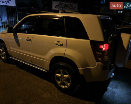 Белый Сузуки Гранд Витара, объемом двигателя 2.39 л и пробегом 280 тыс. км за 7650 $, фото 2 на Automoto.ua