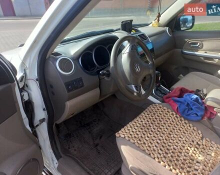 Білий Сузукі Гранд Вітара, об'ємом двигуна 2.4 л та пробігом 280 тис. км за 9000 $, фото 6 на Automoto.ua