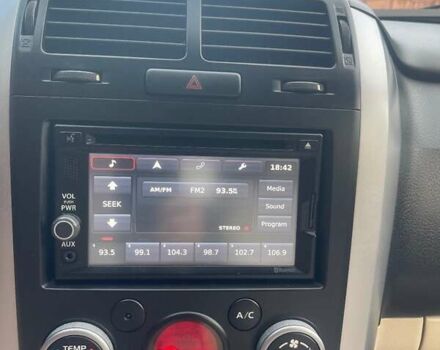 Белый Сузуки Гранд Витара, объемом двигателя 2.39 л и пробегом 180 тыс. км за 9000 $, фото 4 на Automoto.ua