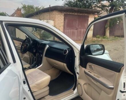 Белый Сузуки Гранд Витара, объемом двигателя 2.39 л и пробегом 180 тыс. км за 9000 $, фото 2 на Automoto.ua