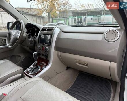 Білий Сузукі Гранд Вітара, об'ємом двигуна 2.4 л та пробігом 181 тис. км за 10900 $, фото 10 на Automoto.ua