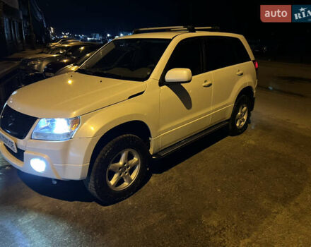 Белый Сузуки Гранд Витара, объемом двигателя 2.39 л и пробегом 280 тыс. км за 7650 $, фото 3 на Automoto.ua