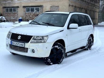 Білий Сузукі Гранд Вітара, об'ємом двигуна 2 л та пробігом 197 тис. км за 5500 $, фото 1 на Automoto.ua
