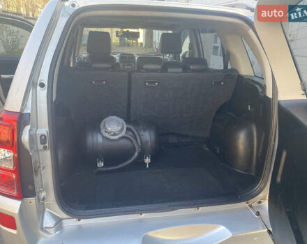 Сірий Сузукі Гранд Вітара, об'ємом двигуна 2 л та пробігом 251 тис. км за 6500 $, фото 10 на Automoto.ua