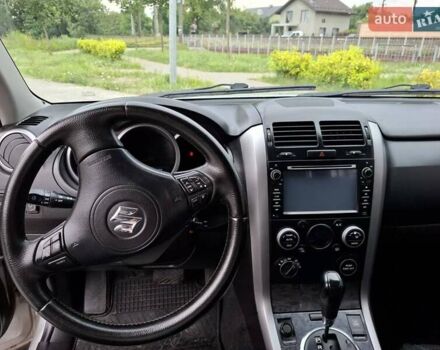 Сірий Сузукі Гранд Вітара, об'ємом двигуна 2.39 л та пробігом 330 тис. км за 8000 $, фото 3 на Automoto.ua
