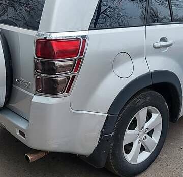 Сірий Сузукі Гранд Вітара, об'ємом двигуна 2.39 л та пробігом 104 тис. км за 8500 $, фото 2 на Automoto.ua