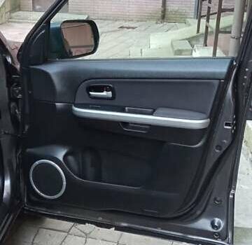 Сірий Сузукі Гранд Вітара, об'ємом двигуна 2.39 л та пробігом 130 тис. км за 12000 $, фото 3 на Automoto.ua