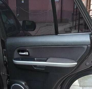 Сірий Сузукі Гранд Вітара, об'ємом двигуна 2.39 л та пробігом 130 тис. км за 12000 $, фото 6 на Automoto.ua