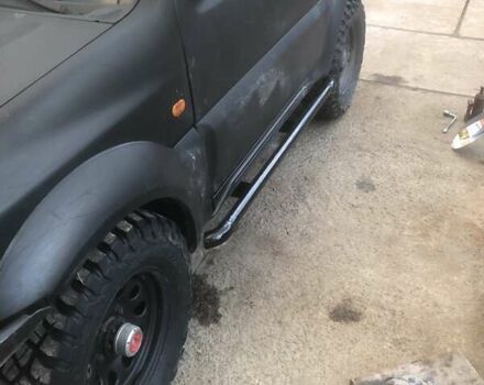 Чорний Сузукі Джімні, об'ємом двигуна 1.3 л та пробігом 164 тис. км за 9900 $, фото 2 на Automoto.ua
