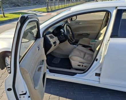 Белый Сузуки Кизаши, объемом двигателя 2.39 л и пробегом 269 тыс. км за 6400 $, фото 9 на Automoto.ua