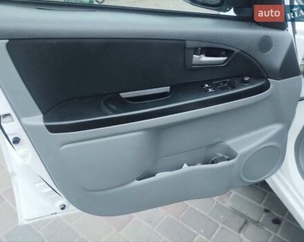 Белый Сузуки СХ4, объемом двигателя 1.59 л и пробегом 246 тыс. км за 7300 $, фото 4 на Automoto.ua