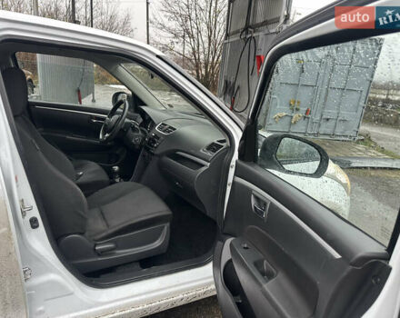 Белый Сузуки Свифт, объемом двигателя 1.24 л и пробегом 147 тыс. км за 5150 $, фото 9 на Automoto.ua