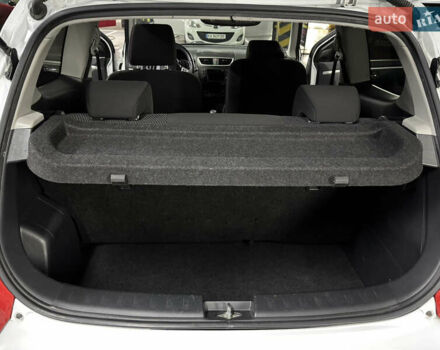 Сузуки Свифт 2014 в Киеве на Automoto.ua Белый Сузуки Свифт, объемом двигателя 1.6 л и пробегом 97 тыс. км за 7350 $, фото 8 на Automoto.ua