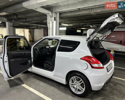 Сузуки Свифт 2014 в Киеве на Automoto.ua Белый Сузуки Свифт, объемом двигателя 1.6 л и пробегом 97 тыс. км за 7350 $, фото 7 на Automoto.ua