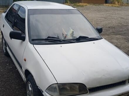 Белый Сузуки Свифт, объемом двигателя 1.3 л и пробегом 200 тыс. км за 600 $, фото 1 на Automoto.ua