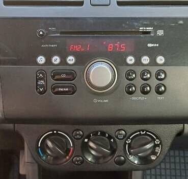 Чорний Сузукі Свифт, об'ємом двигуна 1.33 л та пробігом 164 тис. км за 3900 $, фото 8 на Automoto.ua