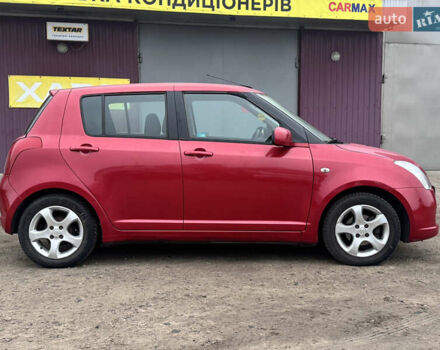 Красный Сузуки Свифт, объемом двигателя 1.3 л и пробегом 175 тыс. км за 5200 $, фото 2 на Automoto.ua