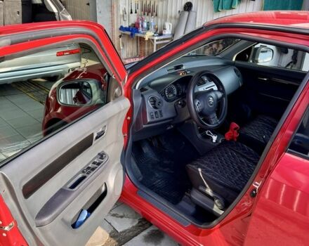 Красный Сузуки Свифт, объемом двигателя 1.3 л и пробегом 210 тыс. км за 5200 $, фото 4 на Automoto.ua