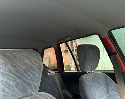 Красный Сузуки Свифт, объемом двигателя 1 л и пробегом 155 тыс. км за 750 $, фото 2 на Automoto.ua