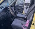 Желтый Сузуки Свифт, объемом двигателя 1.3 л и пробегом 175 тыс. км за 4800 $, фото 3 на Automoto.ua