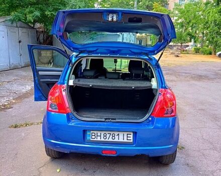 Синий Сузуки Свифт, объемом двигателя 1.3 л и пробегом 220 тыс. км за 4200 $, фото 1 на Automoto.ua