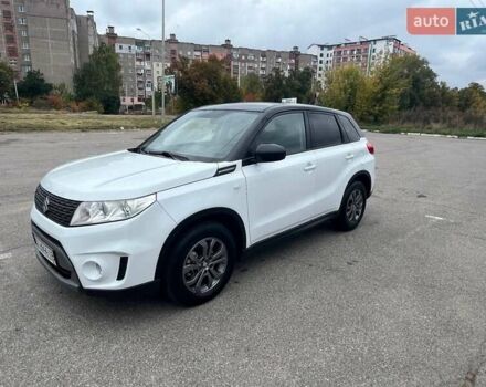 Белый Сузуки Витара, объемом двигателя 1.59 л и пробегом 128 тыс. км за 12500 $, фото 4 на Automoto.ua