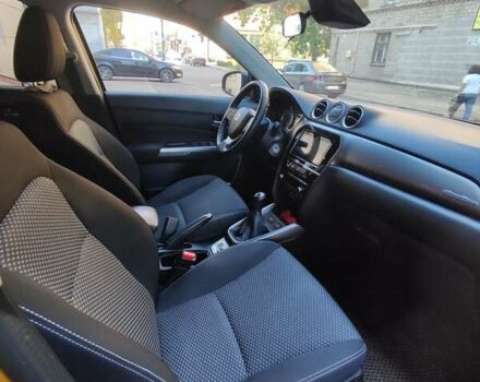 Желтый Сузуки Витара, объемом двигателя 1 л и пробегом 98 тыс. км за 19000 $, фото 5 на Automoto.ua