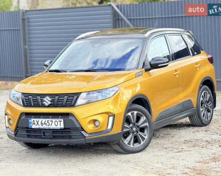 Желтый Сузуки Витара, объемом двигателя 1.37 л и пробегом 141 тыс. км за 17800 $, фото 2 на Automoto.ua