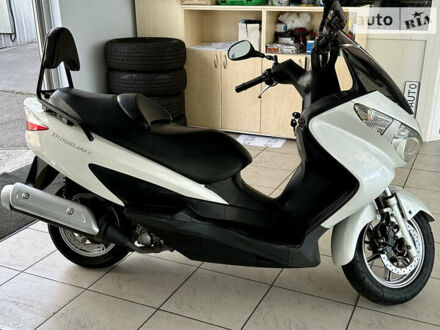 Сузукі Burgman 125 2008 у Києві на Automoto.ua Білий Сузукі Burgman 125, об'ємом двигуна 0.13 л та пробігом 19 тис. км за 1700 $, фото 1 на Automoto.ua