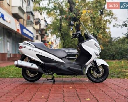 Белый Сузуки Burgman 200, объемом двигателя 0.2 л и пробегом 33 тыс. км за 2300 $, фото 1 на Automoto.ua