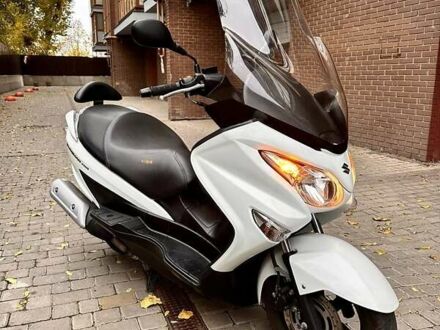 Сузуки Burgman 200 2015 в Днепре (Днепропетровске) на Automoto.ua Белый Сузуки Burgman 200, объемом двигателя 0.2 л и пробегом 51 тыс. км за 2100 $, фото 1 на Automoto.ua